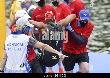 Leeds, Großbritannien. Juni 2021. Ein para-Athlet wechselt während der AJ Bell 2021 World Triathlon para Series im Roundhay Park, Leeds, aus dem Wasser. Kredit: SPP Sport Pressefoto. /Alamy Live News Stockfoto