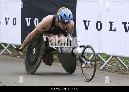 Leeds, Großbritannien. Juni 2021. Josh Landmann in Aktion während der AJ Bell 2021 World Triathlon para Series im Roundhay Park, Leeds. Kredit: SPP Sport Pressefoto. /Alamy Live News Stockfoto