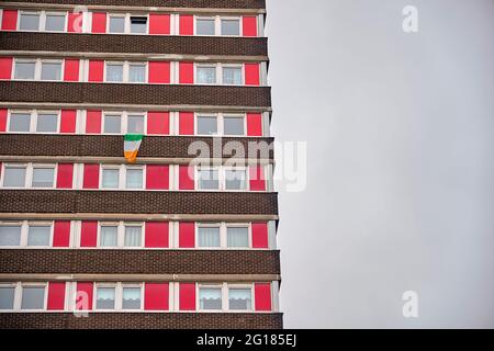 Irische Republikaner Flagge außerhalb des historischen Divis Tower, Belfast, Nordirland, Vereinigtes Königreich, 2018 Stockfoto