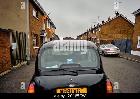 Taxi in der Falls Road Bereich von Belfast, Nordirland, Großbritannien, 2018 geparkt Stockfoto