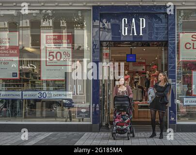 Belfast, Antrim, Großbritannien. Mai 2021. Mütter mit Babys verlassen den Gap Fashion Store an der Royal Avenue in Belfast. Kredit: Michael McNerney/SOPA Images/ZUMA Wire/Alamy Live Nachrichten Stockfoto