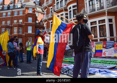 London, Großbritannien. Juni 2021. Demonstranten vor der kolumbianischen Botschaft. Vor der Botschaft in Knightsbridge fand im Rahmen der anhaltenden Proteste gegen die aktuelle kolumbianische Regierung eine Demonstration statt. (Kredit: Vuk Valcic / Alamy Live News). Stockfoto