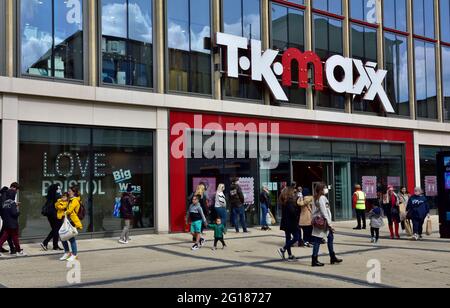 Außerhalb des TK Maxx-Kaufhauses, Mode- und Einrichtungshauses, Bristol, Broadmead, Großbritannien Stockfoto