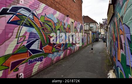 Gasse in Easton, Bristol, Großbritannien, mit Wänden, Graffiti-Kunst Stockfoto