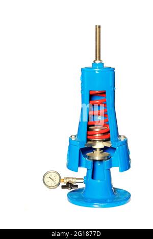 Ein abtrenntes mechanisches Wasserventil zum Schutz von Wasserhämmern an einem auf weißem Hintergrund isolierten Messestand. Stockfoto