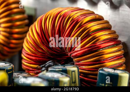 Eine Induktivität, Ringspule auf einem Ring mit sichtbarer Kupferrolle, gewickelt auf einer Magnetspule. Stockfoto