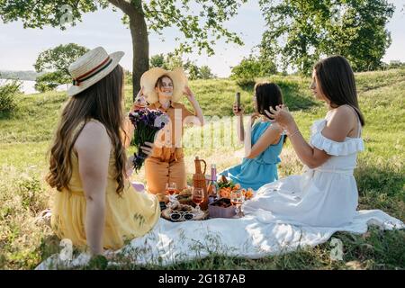 Ideen Für Sommerparty Im Freien. Sichere und festliche Möglichkeiten, kleine Treffen im Freien mit Freunden zu veranstalten. Menschen kommen sicher zusammen. Junge Frauen Mädchen Freunde Stockfoto