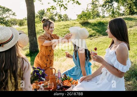 Ideen Für Sommerparty Im Freien. Sichere und festliche Möglichkeiten, kleine Treffen im Freien mit Freunden zu veranstalten. Menschen kommen sicher zusammen. Junge Frauen Mädchen Freunde Stockfoto