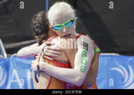 Leeds, Großbritannien. Juni 2021. Rodriguez feiert mit ihrem Guide während der AJ Bell 2021 World Triathlon para Series im Roundhay Park, Leeds. Kredit: SPP Sport Pressefoto. /Alamy Live News Stockfoto