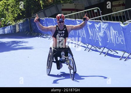 Leeds, Großbritannien. Juni 2021. Plat aus den Niederlanden feiert seinen Rennsieg während der AJ Bell 2021 World Triathlon para Series im Roundhay Park, Leeds. Kredit: SPP Sport Pressefoto. /Alamy Live News Stockfoto