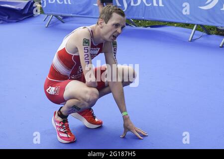 Leeds, Großbritannien. Juni 2021. Ein para-Athlet ist erschöpft, nachdem er sein Rennen während der AJ Bell 2021 World Triathlon para Series im Roundhay Park, Leeds, beendet hat. Kredit: SPP Sport Pressefoto. /Alamy Live News Stockfoto