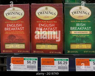 Boxen mit Twining Tea Taschen, Zum Verkauf im Lebensmittelgeschäft, USA Stockfoto