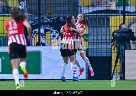 ALMERE, NIEDERLANDE - 5. JUNI: Joelle Smits vom PSV Eindhoven feiert das erste Tor ihrer Seite beim Frauen-KNVB-Pokalfinale zwischen ADO Den Haag und PSV am 5. Juni 2021 im Yanmar Stadion in Almere, Niederlande (Foto: Patrick Goosen/Orange Picles) Stockfoto