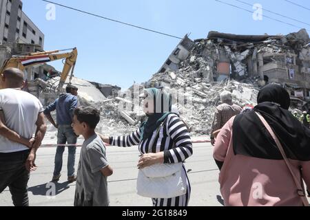 Gaza-Stadt. Juni 2021. Ägyptische Ausrüstung und Ausgrabungen entfernen Gebäude und säubern die Stadt, die von israelischen Kampfflugzeugen zerstört wurde. Stockfoto