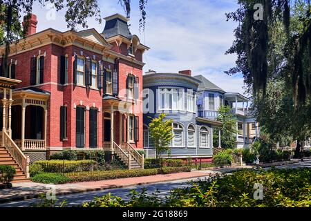 Berühmte Häuser außerhalb Forsyth Park an sonnigen Sommertagen, Savannah, Georgia, USA, 2019 Stockfoto
