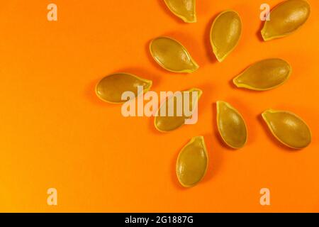 Design-Layout Für Kürbiskerne Auf Leuchtendem Orange Stockfoto