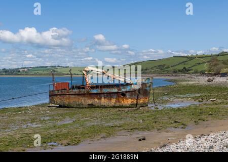 Rhe verließ Vicky Leigh Trawler auf Ferryside an der Mündung des Flusses Tywi Stockfoto