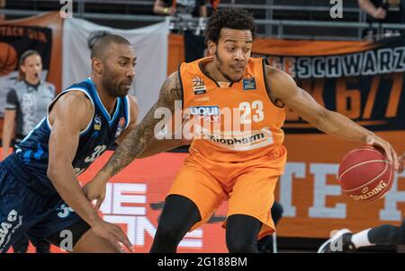 Neu Ulm, Deutschland. Juni 2021. Basketball: Bundesliga, ratiopharm Ulm - Alba Berlin, Meisterschaftsrunde, Halbfinale, Spieltag 4 in der rartiopharm Arena. Ulmer Troy Caupain (r) und der Berliner Jayson Granger kämpfen um den Ball. Quelle: Stefan Puchner/dpa/Alamy Live News Stockfoto