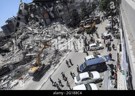 Gaza-Stadt. Juni 2021. Ägyptische Ausrüstung und Ausgrabungen entfernen Gebäude und säubern die Stadt, die von israelischen Kampfflugzeugen zerstört wurde. Stockfoto