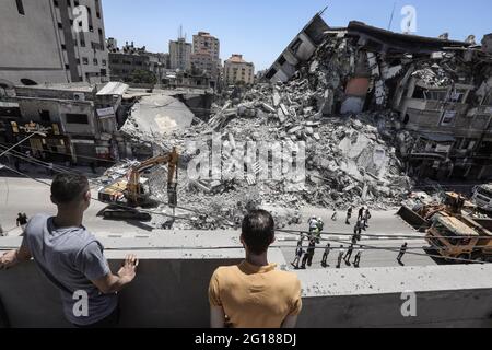 Gaza-Stadt. Juni 2021. Ägyptische Ausrüstung und Ausgrabungen entfernen Gebäude und säubern die Stadt, die von israelischen Kampfflugzeugen zerstört wurde. Stockfoto