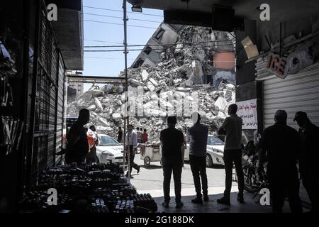 Gaza-Stadt. Juni 2021. Ägyptische Ausrüstung und Ausgrabungen entfernen Gebäude und säubern die Stadt, die von israelischen Kampfflugzeugen zerstört wurde. Stockfoto