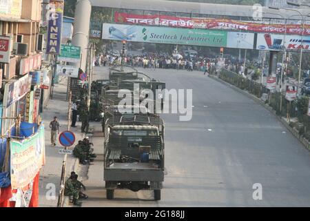 Am Morgen des 25. Februar brach in ihrem Hauptquartier in Pilkhana eine Meuterei von bangladeschischen Gewehren, BDR, Soldaten aus, die Dhaka fast in ein Kriegsgebiet eindrangen. Mehrere tausend Schüsse wurden von Maschinengewehren abgefeuert, wobei mindestens zwei Armeeoffiziere, ein nicht beauftragter BDR-Offizier und drei Zivilisten im Hauptquartier des BDR Pilkhana getötet wurden. Dhaka, Bangladesch. 25. Februar 2009. Die Streitkräfte der Bangladesh Army nahmen Position in Gebieten um das Pilkhana Headquarter. Stockfoto