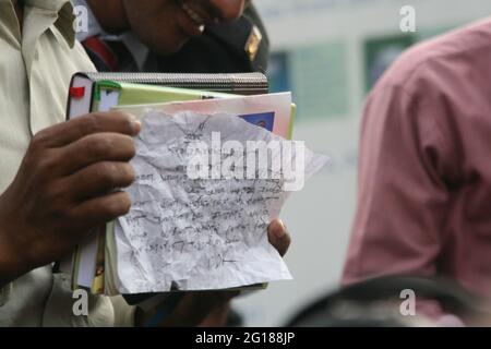 Am Morgen des 25. Februar brach in ihrem Hauptquartier in Pilkhana eine Meuterei von bangladeschischen Gewehren, BDR, Soldaten aus, die Dhaka fast in ein Kriegsgebiet eindrangen. Mehrere tausend Schüsse wurden von Maschinengewehren abgefeuert, wobei mindestens zwei Armeeoffiziere, ein nicht beauftragter BDR-Offizier und drei Zivilisten im Hauptquartier des BDR Pilkhana getötet wurden. Dhaka, Bangladesch. 25. Februar 2009. Ein Mann hält den Brief, der eine Nachricht des BDR an Medien und die Öffentlichkeit enthält. Stockfoto