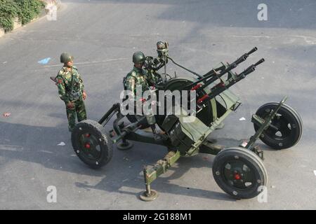 Am Morgen des 25. Februar brach in ihrem Hauptquartier in Pilkhana eine Meuterei von bangladeschischen Gewehren, BDR, Soldaten aus, die Dhaka fast in ein Kriegsgebiet eindrangen. Mehrere tausend Schüsse wurden von Maschinengewehren abgefeuert, wobei mindestens zwei Armeeoffiziere, ein nicht beauftragter BDR-Offizier und drei Zivilisten im Hauptquartier des BDR Pilkhana getötet wurden. Dhaka, Bangladesch. 25. Februar 2009. Die Streitkräfte der Bangladesh Army nahmen Position in Gebieten um das Pilkhana Headquarter. Stockfoto