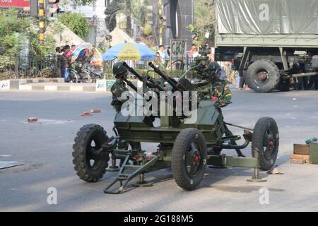 Am Morgen des 25. Februar brach in ihrem Hauptquartier in Pilkhana eine Meuterei von bangladeschischen Gewehren, BDR, Soldaten aus, die Dhaka fast in ein Kriegsgebiet eindrangen. Mehrere tausend Schüsse wurden von Maschinengewehren abgefeuert, wobei mindestens zwei Armeeoffiziere, ein nicht beauftragter BDR-Offizier und drei Zivilisten im Hauptquartier des BDR Pilkhana getötet wurden. Dhaka, Bangladesch. 25. Februar 2009. Die Streitkräfte der Bangladesh Army nahmen Position in Gebieten um das Pilkhana Headquarter. Stockfoto