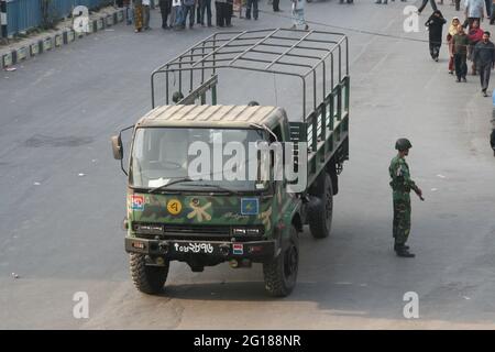 Am Morgen des 25. Februar brach in ihrem Hauptquartier in Pilkhana eine Meuterei von bangladeschischen Gewehren, BDR, Soldaten aus, die Dhaka fast in ein Kriegsgebiet eindrangen. Mehrere tausend Schüsse wurden von Maschinengewehren abgefeuert, wobei mindestens zwei Armeeoffiziere, ein nicht beauftragter BDR-Offizier und drei Zivilisten im Hauptquartier des BDR Pilkhana getötet wurden. Dhaka, Bangladesch. 25. Februar 2009. Die Streitkräfte der Bangladesh Army nahmen Position in Gebieten um das Pilkhana Headquarter. Stockfoto