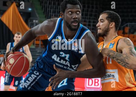 Neu Ulm, Deutschland. Juni 2021. Basketball: Bundesliga, ratiopharm Ulm - Alba Berlin, Meisterschaftsrunde, Halbfinale, Spieltag 4 in der rartiopharm Arena. Ulmer Isaiah Wilkins (r) und der Berliner Christ Koumadje kämpfen um den Ball. Quelle: Stefan Puchner/dpa/Alamy Live News Stockfoto