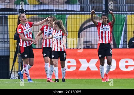 ALMERE, NIEDERLANDE - 5. JUNI: PSV-Spieler feiern beim KNVB-Pokalfinale der Frauen zwischen ADO Den Haag und PSV am 5. Juni 2021 im Yanmar Stadion in Almere, Niederlande das erste Tor ihrer Mannschaft (Foto: Patrick Goosen/Orange Picles) Stockfoto