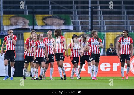 ALMERE, NIEDERLANDE - 5. JUNI: PSV-Spieler feiern beim KNVB-Pokalfinale der Frauen zwischen ADO Den Haag und PSV am 5. Juni 2021 im Yanmar Stadion in Almere, Niederlande das erste Tor ihrer Mannschaft (Foto: Patrick Goosen/Orange Picles) Stockfoto