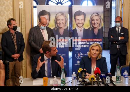 Marine Le Pen, Präsident von RN (Rassemblement National), und Andrea Kotarac, Kandidat für Regionalwahlen in der Region der Rhone-Alpen in der Auvergne, nehmen an der Pressekonferenz in Saint-Chamond, Loire, AURA, Frankreich, Juni 3 2021 Stockfoto