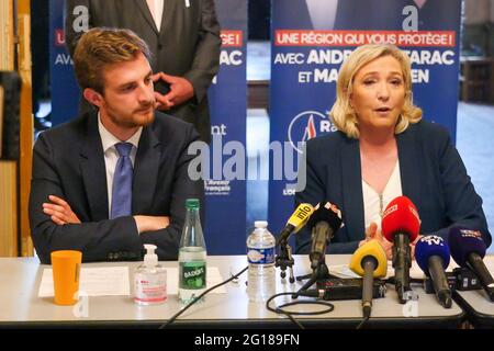 Marine Le Pen, Präsident von RN (Rassemblement National), und Andrea Kotarac, Kandidat für Regionalwahlen in der Region der Rhone-Alpen in der Auvergne, nehmen an der Pressekonferenz in Saint-Chamond, Loire, AURA, Frankreich, Juni 3 2021 Stockfoto