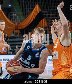 Neu Ulm, Deutschland. Juni 2021. Basketball: Bundesliga, ratiopharm Ulm - Alba Berlin, Meisterschaftsrunde, Halbfinale, Spieltag 4 in der rartiopharm Arena. Ulmer Andreas Obst (r) verteidigt gegen den Berliner Niels Giffey. Quelle: Stefan Puchner/dpa/Alamy Live News Stockfoto