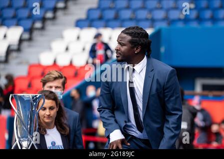 Bernard Mendy, Cheftrainer von Paris Saint Germain, feiert während Paris Saint-Germain den Titel der französischen Meisterschaft der Frauen 2021 D1 Arkema am 5. Juni 2021 im Stadion Parc des Princes in Paris, Frankreich - Foto Antoine Massinon / A2M Sport Consulting / DPPI Stockfoto