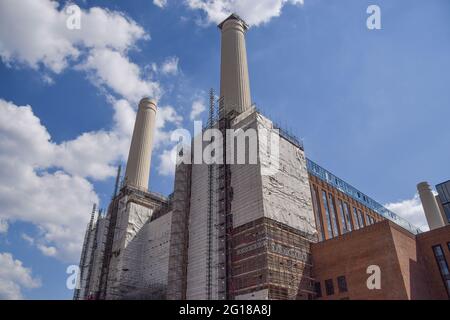 London, Großbritannien. Juni 2021. Die Neuentwicklung des Battersea-Kraftwerks wird fortgesetzt. Das ikonische Kraftwerk wurde in den 1980er Jahren stillgelegt und war zuvor über drei Jahrzehnte leer geblieben. Neben neuen Bewohnern, von denen der erste am 25. Mai 2021 eingezogen ist, wird das Gebäude auch Büros beherbergen, wobei Apple im Laufe dieses Jahres über 500,000 Quadratmeter in dem Gebäude übernehmen wird. (Kredit: Vuk Valcic / Alamy Live News). Stockfoto