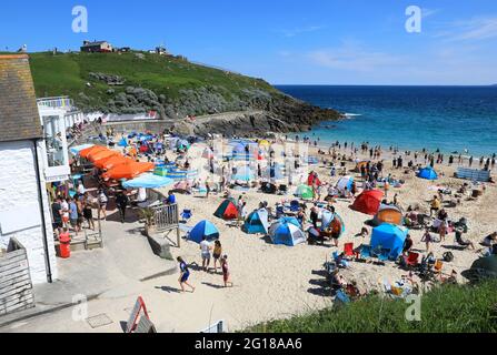 Schöner Porthgwidden Strand in St. Ives, Cornwall, Großbritannien Stockfoto