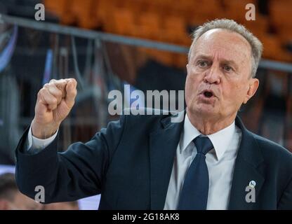 Neu Ulm, Deutschland. Juni 2021. Basketball: Bundesliga, ratiopharm Ulm - Alba Berlin, Meisterschaftsrunde, Halbfinale, Spieltag 4 in der rartiopharm Arena. Trainer Aito Garcia Reneses (Berlin) schlingt die Faust. Quelle: Stefan Puchner/dpa/Alamy Live News Stockfoto