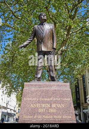 Statue von Nye Bevan, Gründer des britischen Gesundheitsdienstes, in der Queen Street, Cardiff Stockfoto