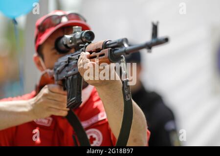 Bukarest, Rumänien - 5. Juni 2021: Bild mit geringer Schärfentiefe (selektiver Fokus) mit einem rumänischen Sanitäter, der während eines e ein Dragunov-Scharfschützengewehr anvisieren soll Stockfoto