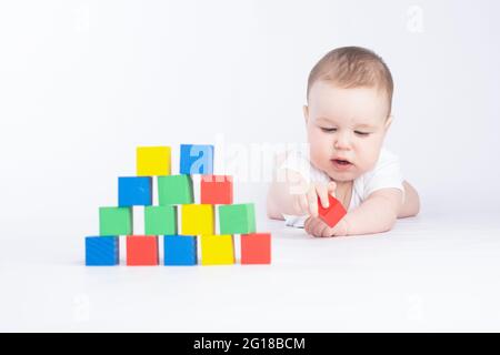 Baby wird mit farbigen Würfeln auf weißem Hintergrund gespielt Stockfoto