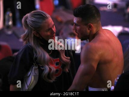 Molly Mae Hague begrüßt Tommy Fury, nachdem er während des Boxens im Telford International Center, Telford, den Leichtgewichtswettbewerb gewonnen hat. Bilddatum: Samstag, 5. Juni 2021. Stockfoto