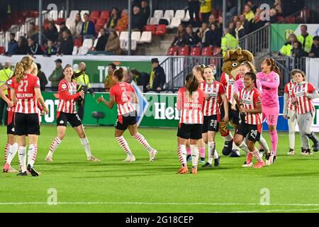 ALMERE, NIEDERLANDE - 5. JUNI: Spieler des PSV Eindhoven feiern den Gewinn des KNVB-Pokals während des Finalmatches des KNVB-Pokals der Frauen zwischen ADO Den Haag und PSV am 5. Juni 2021 im Yanmar Stadion in Almere, Niederlande (Foto: Patrick Goosen/Orange Picles) Stockfoto