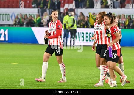 ALMERE, NIEDERLANDE - 5. JUNI: Amy Harrison vom PSV Eindhoven feiert den Gewinn des KNVB-Pokals während des Frauen-KNVB-Pokalfinalmatches zwischen ADO Den Haag und PSV am 5. Juni 2021 im Yanmar Stadion in Almere, Niederlande (Foto: Patrick Goosen/Orange Picles) Stockfoto