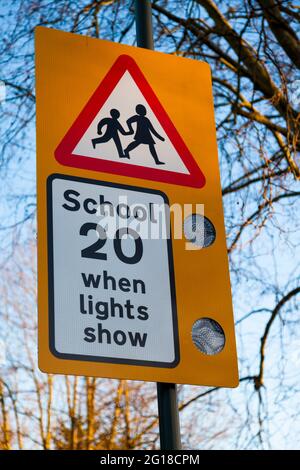 20 mph Schulschild, London, Großbritannien Stockfoto