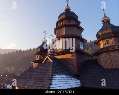 Luftaufnahme zur Holzkirche des Heiligen Propheten Elijah, Ilinskaja, Jaremche, Karpaten Berge, Ukraine Stockfoto