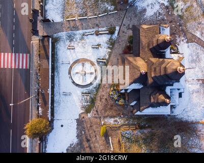 Luftaufnahme zur Holzkirche des Heiligen Propheten Elijah, Ilinskaja, Jaremche, Karpaten Berge, Ukraine Stockfoto