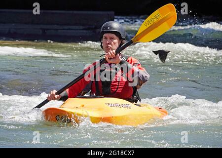 Ein älterer Kajakfahrer verhandelt die Stromschnellen am Deschutes River in Bend, Oregon. Stockfoto